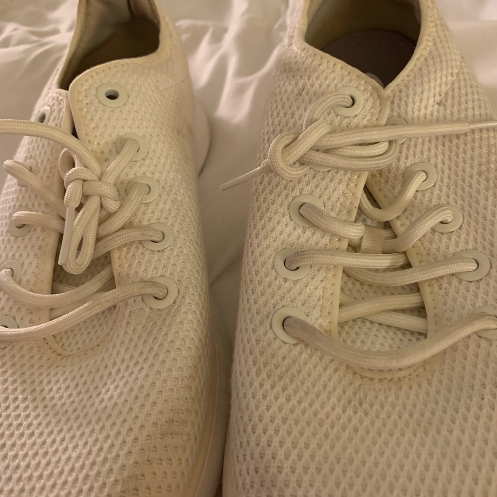 Woman’s tennis shoes sizes 11